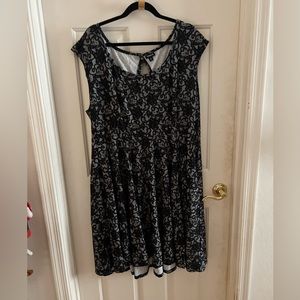 EUC Torrid lace print skater dress with key hole back. Size 3